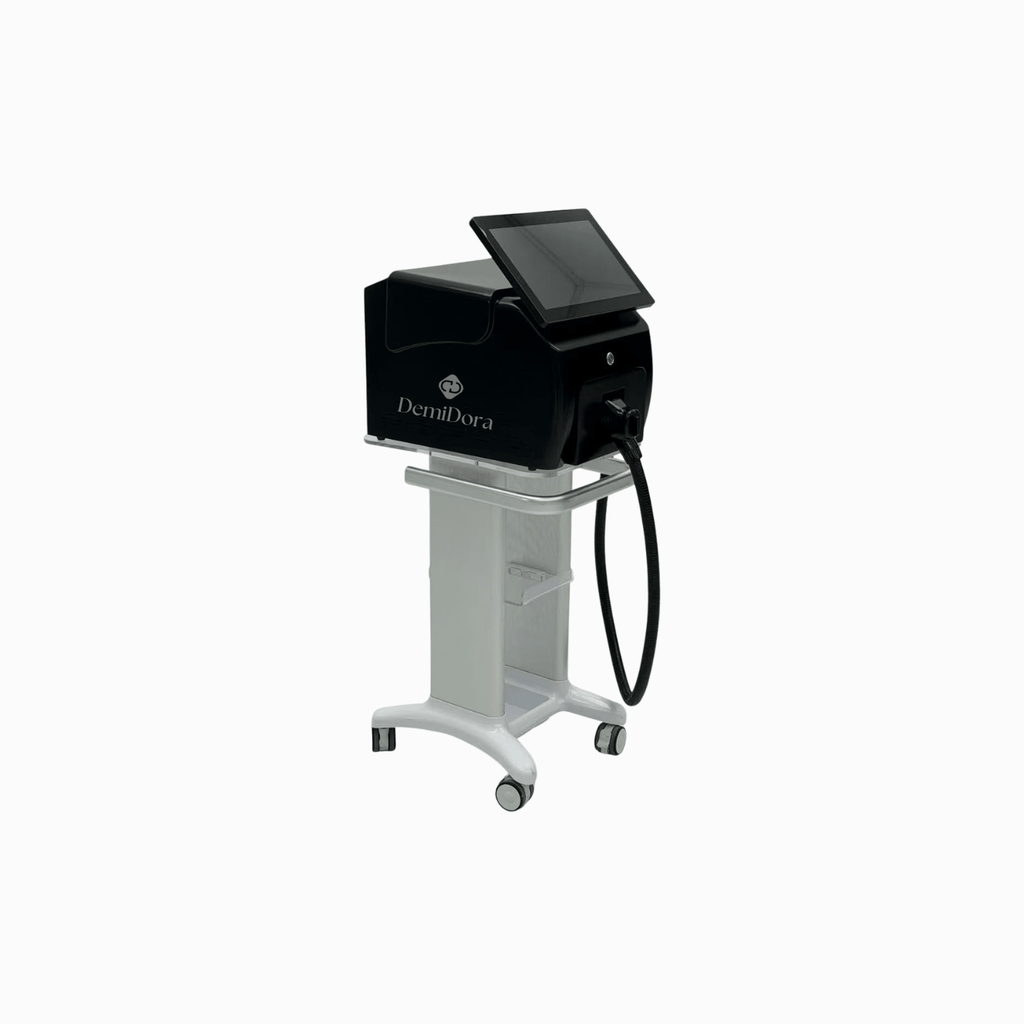 DemiDora Soprano LuminaCore 360 Diodenlaser in der seitlichen Perspektive. Hochwertiges Laser-Haarentfernungssystem für die professionelle Anwendung, das durch kompaktes Design, intuitive Touchscreen-Steuerung und ergonomische Bauweise für den täglichen Studiobetrieb überzeugt.