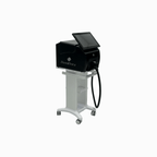 DemiDora Soprano LuminaCore 360 Diodenlaser in der seitlichen Perspektive. Hochwertiges Laser-Haarentfernungssystem für die professionelle Anwendung, das durch kompaktes Design, intuitive Touchscreen-Steuerung und ergonomische Bauweise für den täglichen Studiobetrieb überzeugt.