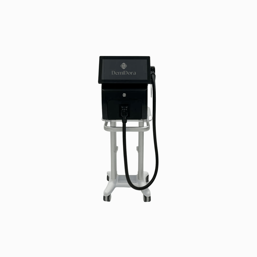 DemiDora Soprano LuminaCore 360 Diodenlaser in der Frontalansicht. Professionelles Haarentfernungsgerät für Kosmetikstudios mit Touchscreen, Handstück-Halterung und mobilem Ständer für effiziente und komfortable Behandlungsabläufe.