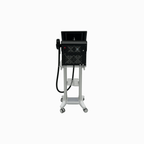 DemiDora Soprano LuminaCore 360 Diodenlaser in der Rückansicht. Detaillierte Darstellung der Anschlüsse und Belüftungssysteme des professionellen Haarentfernungsgeräts, das für hohe Leistungsfähigkeit und Zuverlässigkeit im täglichen Studiobetrieb konzipiert wurde.