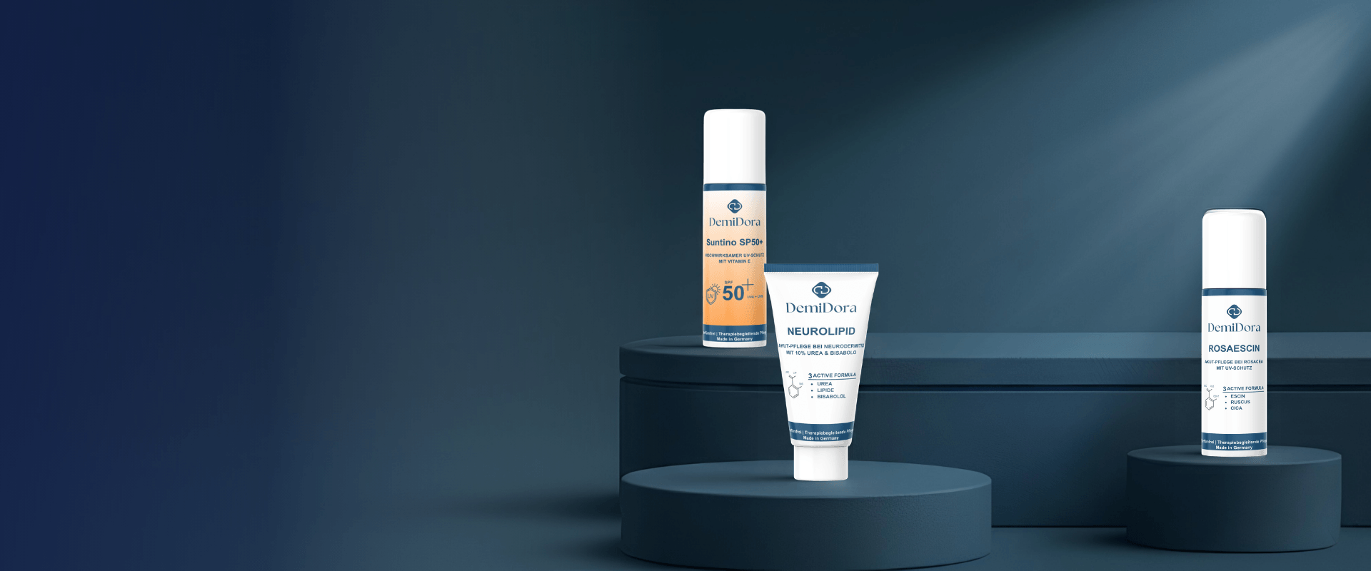 DemiDora Hero-Banner für medizinische Hautpflege: Produktpräsentation der Pflegeserien Suntino SPF 50+, Neurolipid und Acneazela auf minimalistischen Podesten vor einem dunkelblauen Hintergrund.