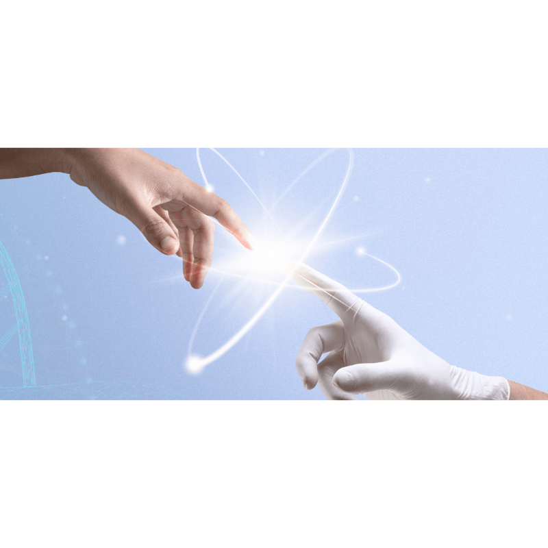 Symbolische Darstellung der Verbindung von Medizin und Technologie, bei der eine menschliche Hand auf eine behandschuhte Hand trifft, umgeben von leuchtenden, atomaren Strukturen.