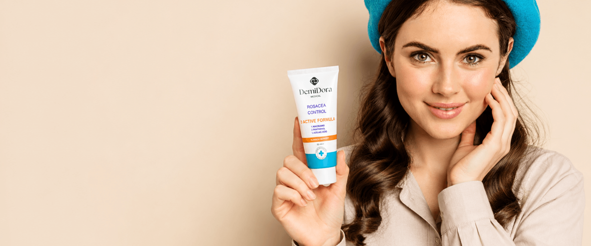 Nahaufnahme einer lächelnden Frau mit hellblauer Baskenmütze, die die DemiDora Rosacea Control Creme in der Hand hält, neben dem Text "Medizinische KI Technologie