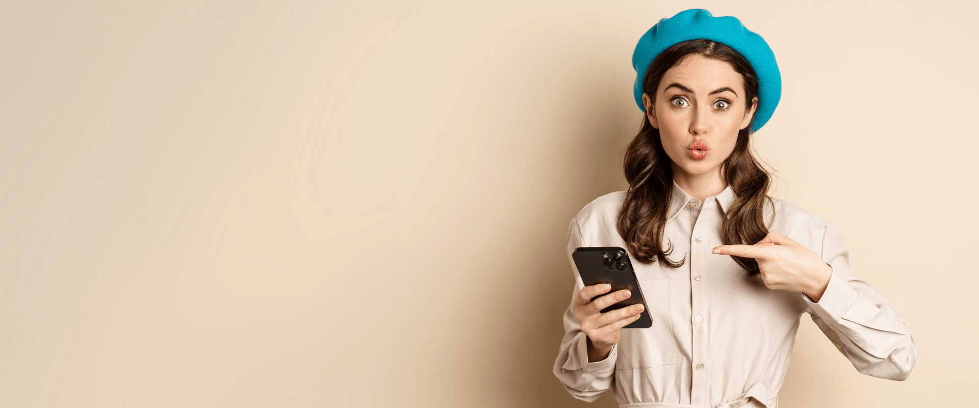 Porträt einer jungen Frau mit hellblauer Baskenmütze, die mit dem Finger auf ihr Smartphone zeigt, neben der Überschrift "Werde DemiDora Partner & B2B Großhändler", passend zum Bereich für Geschäftspartnerschaften.