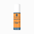 DemiDora Suntino SP50+ Flasche auf weißem Hintergrund mit orangefarbenen Akzenten. Die Verpackung zeigt das Logo, die Bezeichnung „Filter-Formel zur UV-Raffination“, ein großes „SPF 50+“-Icon für hohen UV-Schutz, den Hinweis „Made in Germany“ sowie den blauen Balken „Hochwirksamer UV-Schutz mit Vitamin E“.